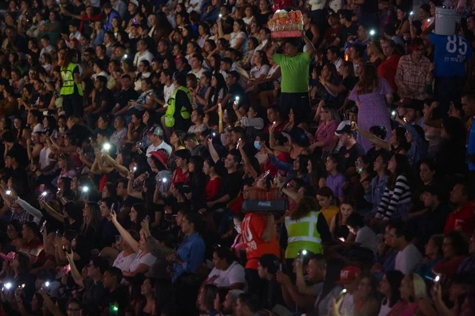 Christian Nodal se presentó ante 18 mil personas en el Auditorio Benito Juárez de las Fiestas de Octubre.