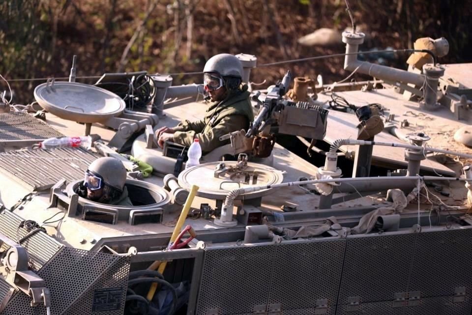 Los soldados israelíes van en un convoy militar que avanza a lo largo de la frontera entre Israel y la Franja de Gaza.