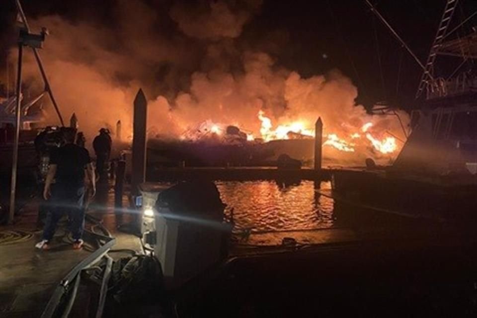 La conflagración en la marina privada, ubicada en el kilómetro 2.5 de la vía La Paz a Pichilingue, envolvió a seis embarcaciones.