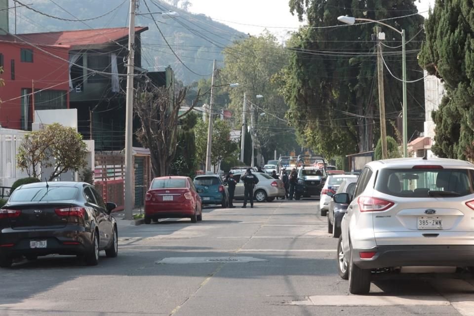 Vecinos solicitaron el apoyo de bomberos quienes auxiliaron a los ocupantes de la casa, sin embargo, la mujer no logró salir a tiempo.