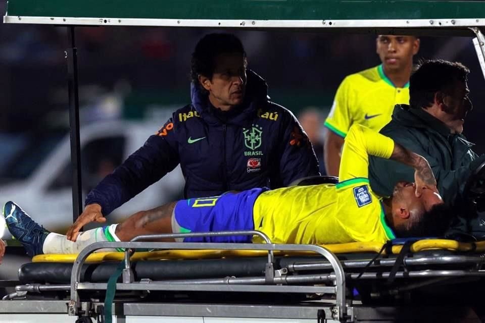 Neymar necesitará al menos medio año de recuperación.