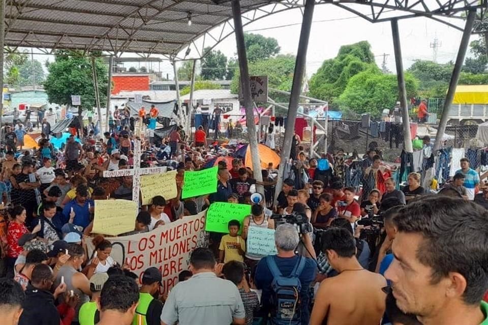 Migrantes esperan en Huixtla, Chiapas, por sus pases para transitar libremente hasta llegar a EU.