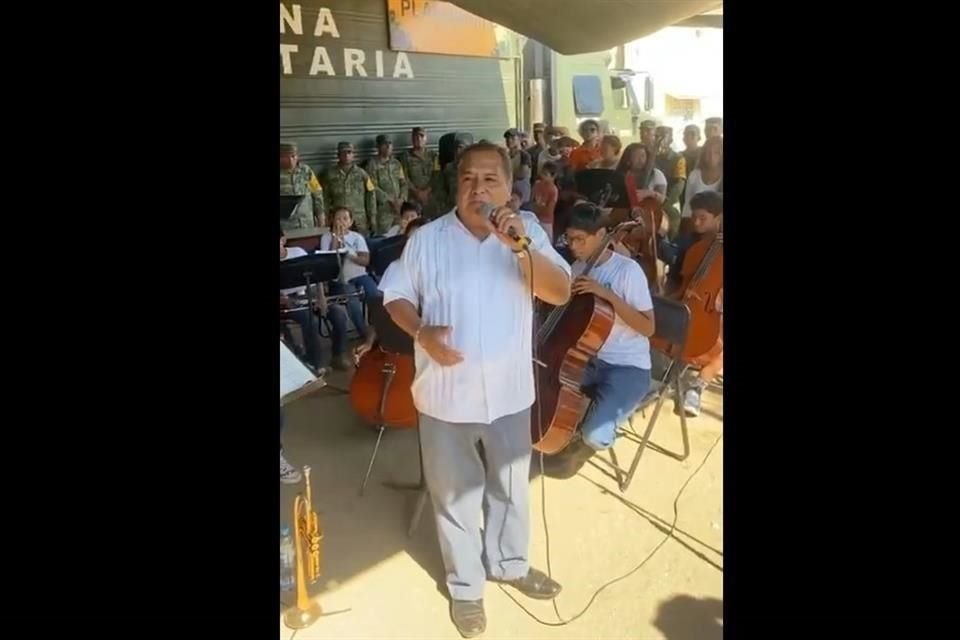 El evento se llevó a cabo a la par de la entrega de raciones calientes a los acapulqueños.