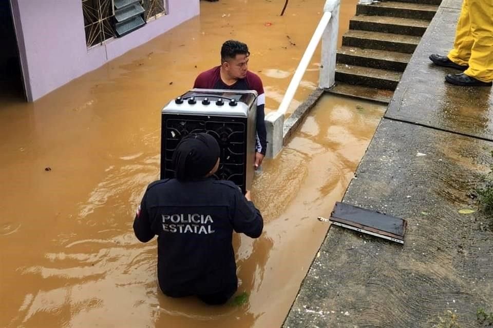 Elementos de las Fuerzas Armadas y agentes estatales ayudaron a la población a evacuar.