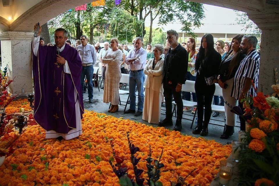 Misa en homenaje a Vicente Fernández, en el Rancho Los Tres Potrillos.