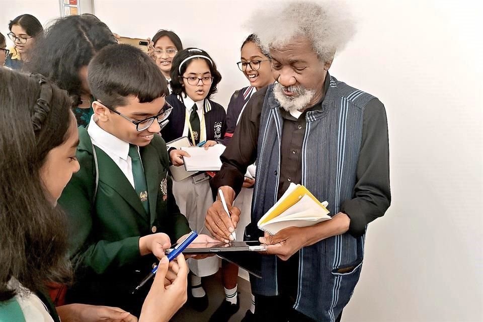 Una de las figuras destacadas de la Feria del Libro de Sharjah este año es el nigeriano Wole Soyinka, Premio Nobel de Literatura 1986. Ofreció una charla a estudiantes en el marco del encuentro.