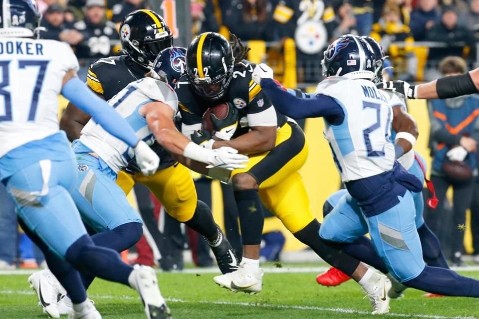 Najee Harris anotó por tierra para los Steelers.