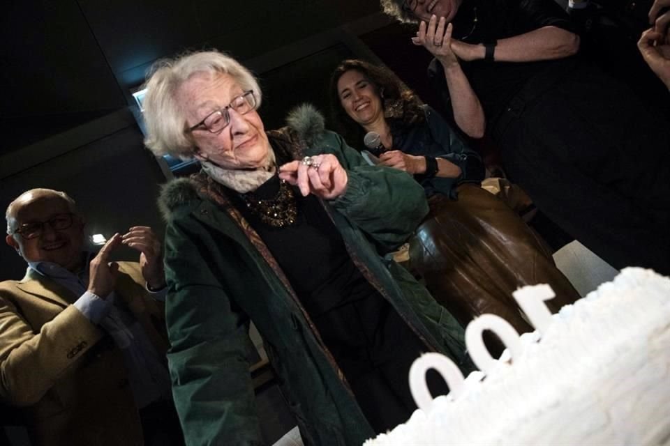 La poeta uruguaya Ida Vitale sopló las velitas de un enorme pastel para festejar sus 100 años.