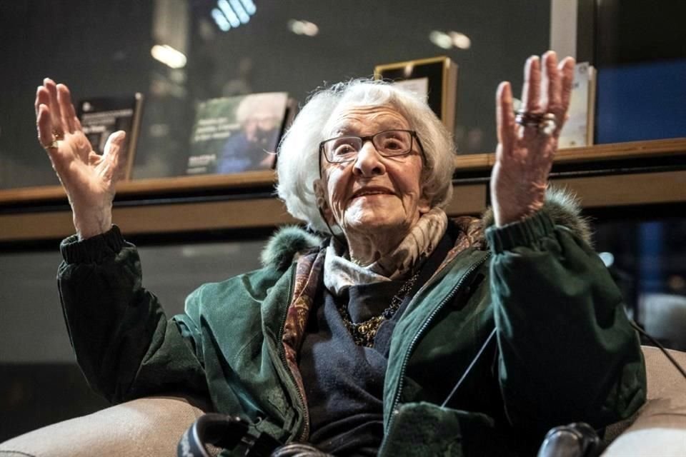 La traductora y ensayista Ida Vitale agradeció el homenaje organizado en la Cinemateca Uruguaya.