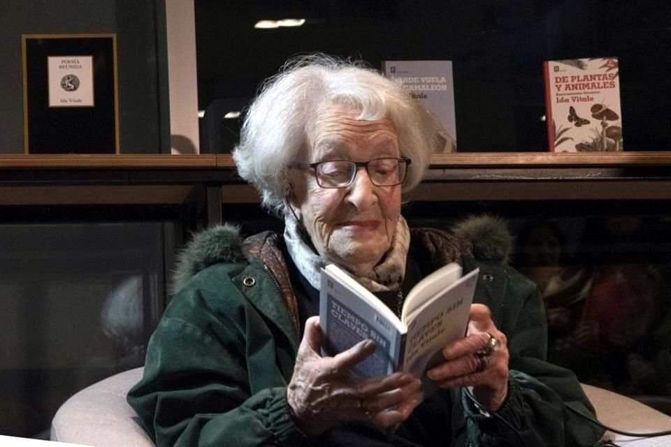 Durante la ceremonia, la poeta Ida Vitale abrió al azar su libro 'Tiempo sin claves' y leyó algunos de sus poemas.