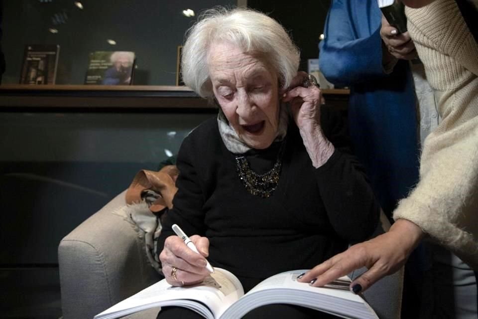 El público asistente no perdió la oportunidad de llevarse un autógrafo de la escritora.