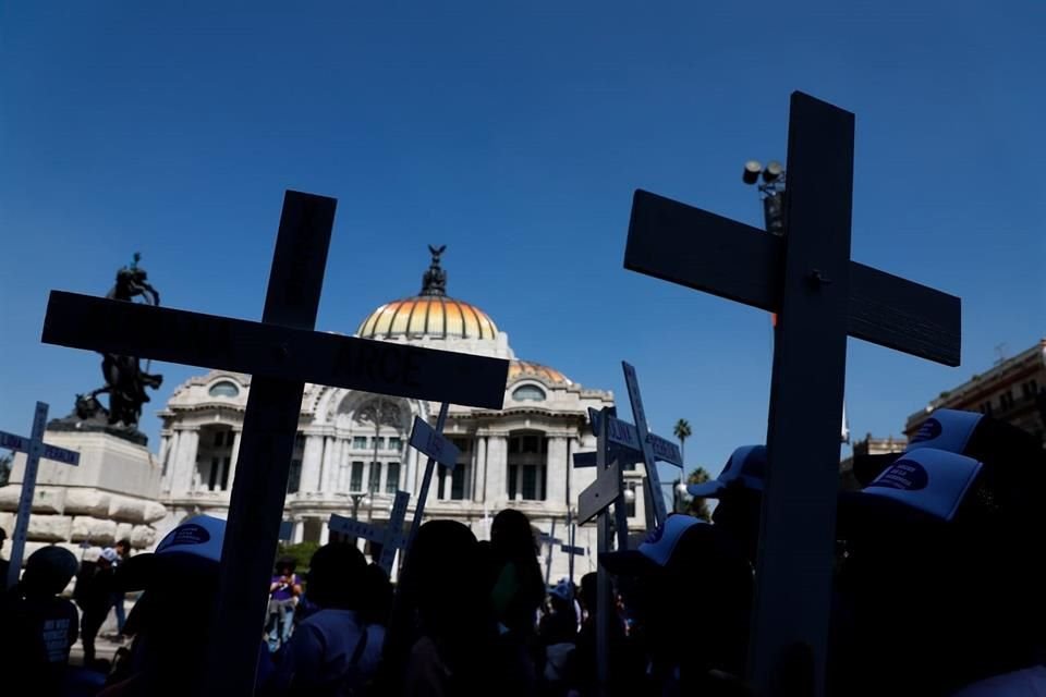 En lo que denominaron como el 'Día de las Muertas', las activistas marcharon para recordar a aquellas que 'no murieron sino fueron asesinadas'.