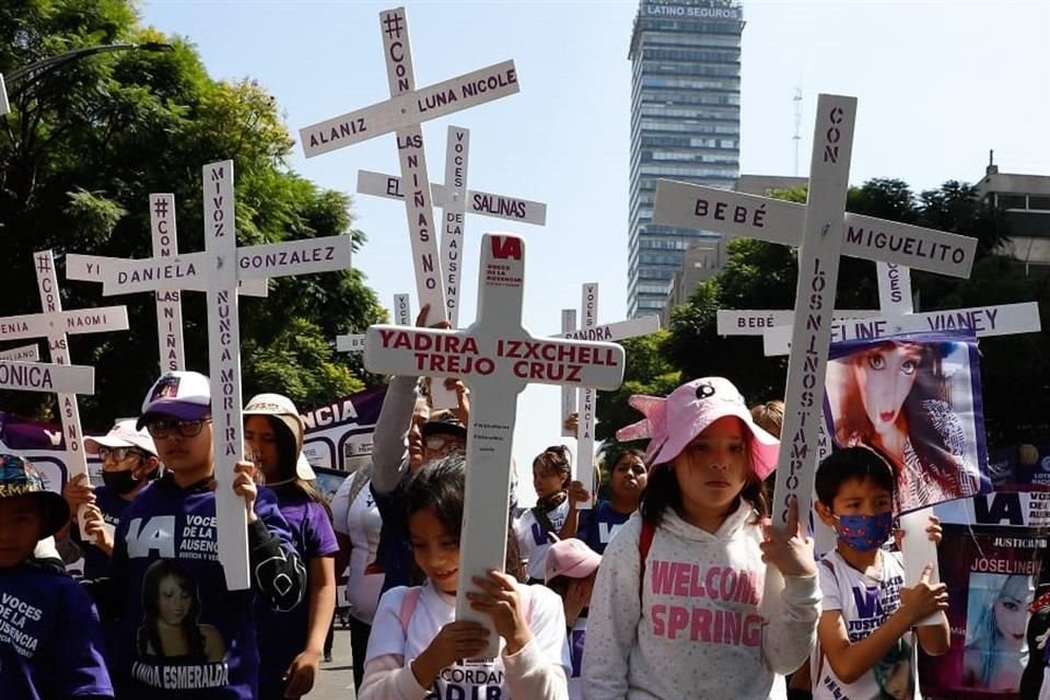 Docenas de cruces blancas con los nombres de las víctimas, acompañadas de las leyendas 'Voces de la ausencia' y 'Mi voz nunca morirá' fueron observadas durante la caminata.