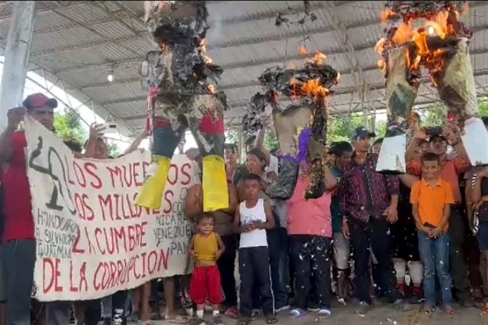 Tres piñatas, una con la cara del titular del INM fueron quemadas por migrantes que exigen papeles para el libre tránsito en México.