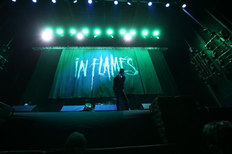 La banda sueca In Flames brinca al escenario.