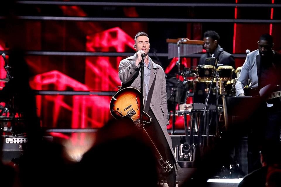 En memoria de George Michael, Adam Levine cantó 'Faith'.