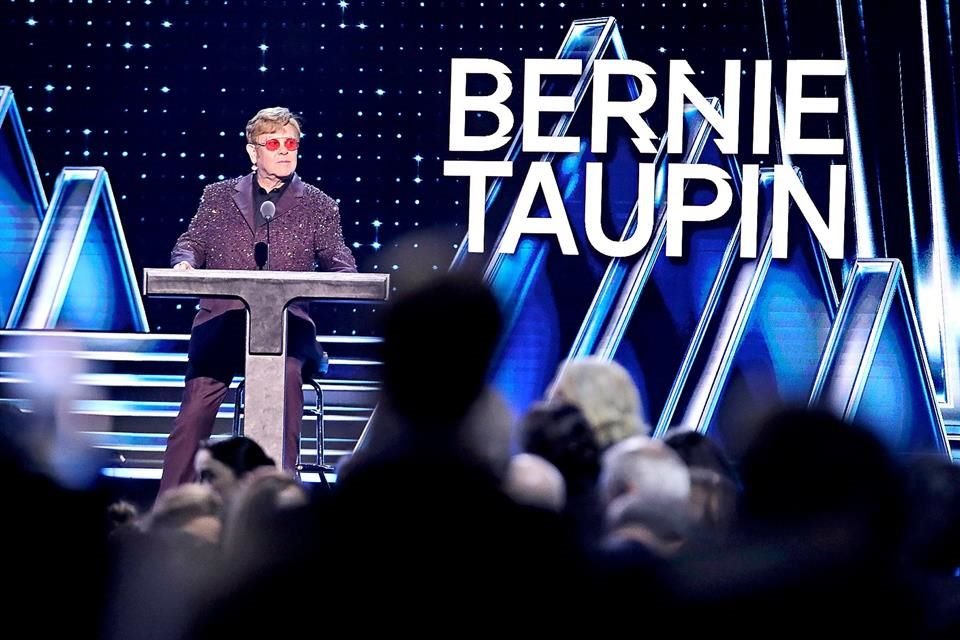 Elton John homenajeó a su letrista y amigo Bernie Taupin.