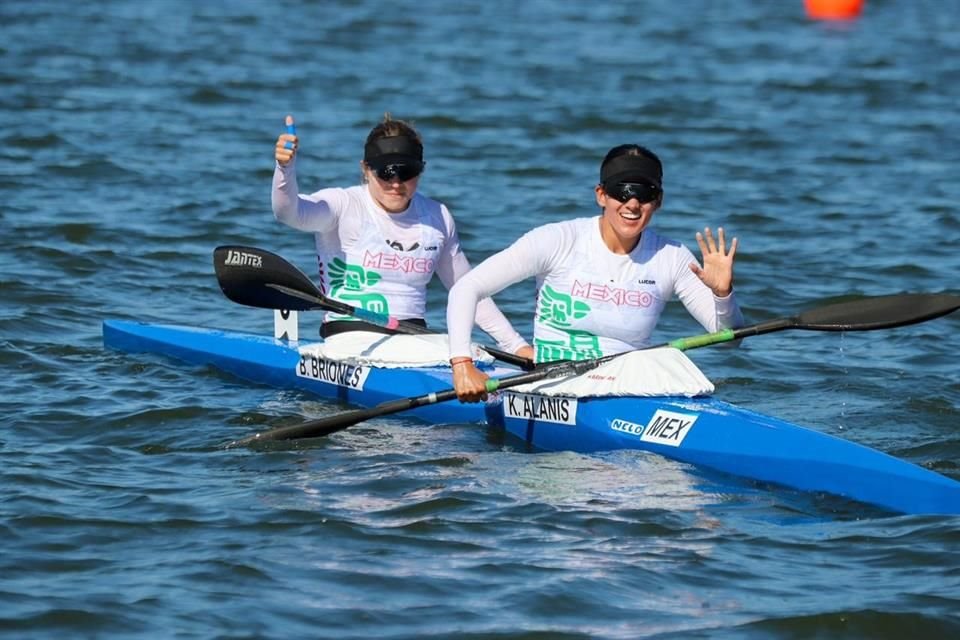 Beatriz Briones y Karina Alanís se subieron a lo más alto del podio en canotaje K2 de 500 metros.