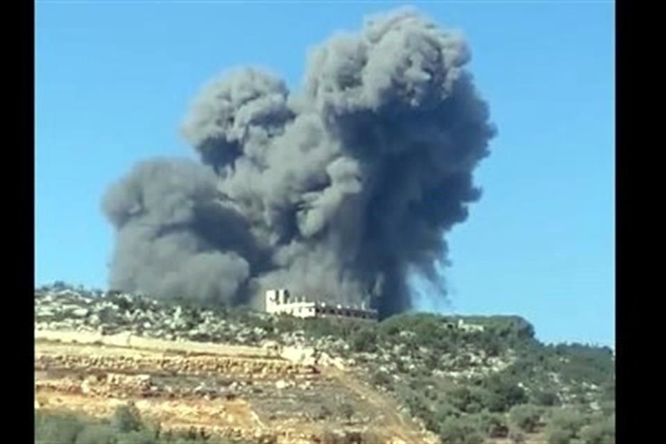 En las afueras de la aldea de Rmeish, un ataque aéreo israelí provocó una espesa nube de humo.