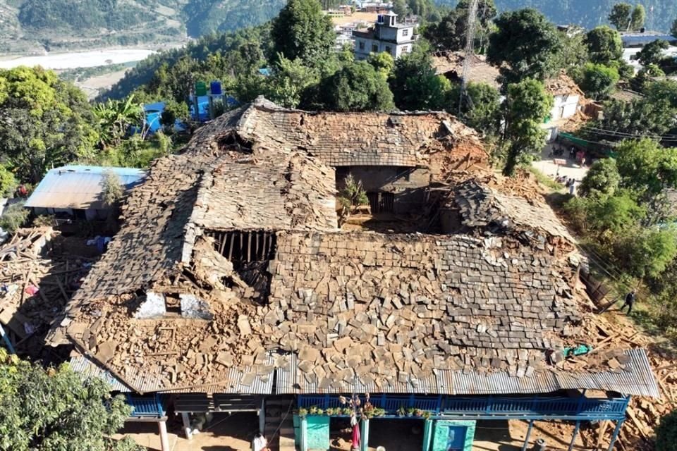 Al menos 150  personas murieron en un terremoto nocturno de magnitud 5.6 que sacudió una zona remota de Nepal.