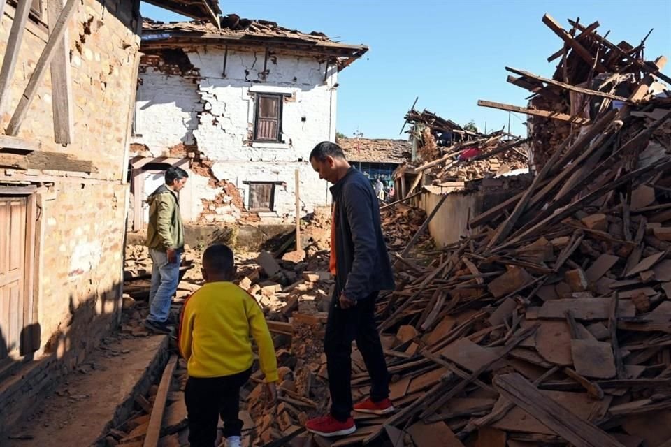 La gente camina entre las ruinas de casas después de un terremoto en el distrito de Jajarkot.