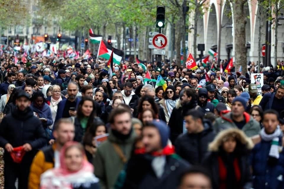 Miles de personas en Perís, Franica, se manifestaron para pedir un alto el fuego en Gaza.