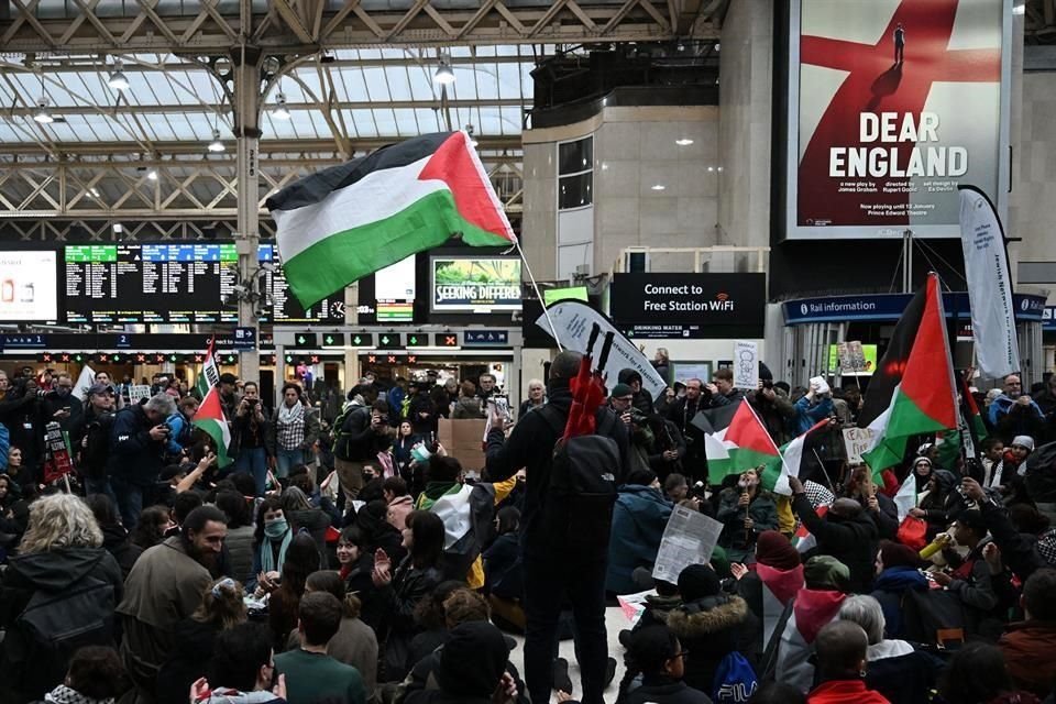 Los manifestantes participan en una protesta dentro de la estación de Charing Cross tras el 'Rally de Londres por Palestina'.