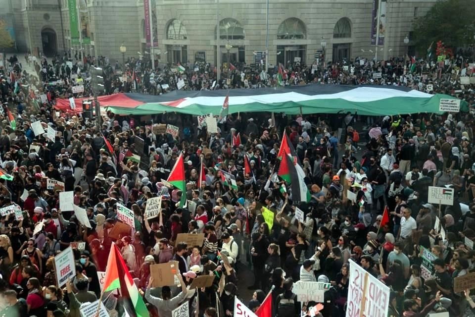 Miles de manifestantes marcharon por las calles de Washington ondeando banderas palestinas.