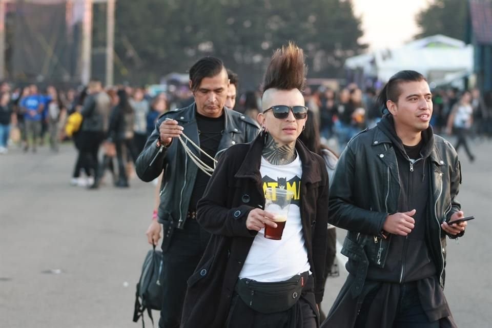 Los fans llegan con toda la actitud al festival.