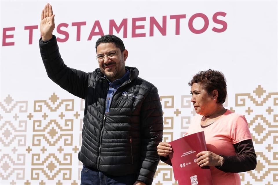 Al entregar testamentos en el Monumento a la Revolución, Batres expuso el caso que le denunció una ciudadana que fue desplazada de su vivienda.