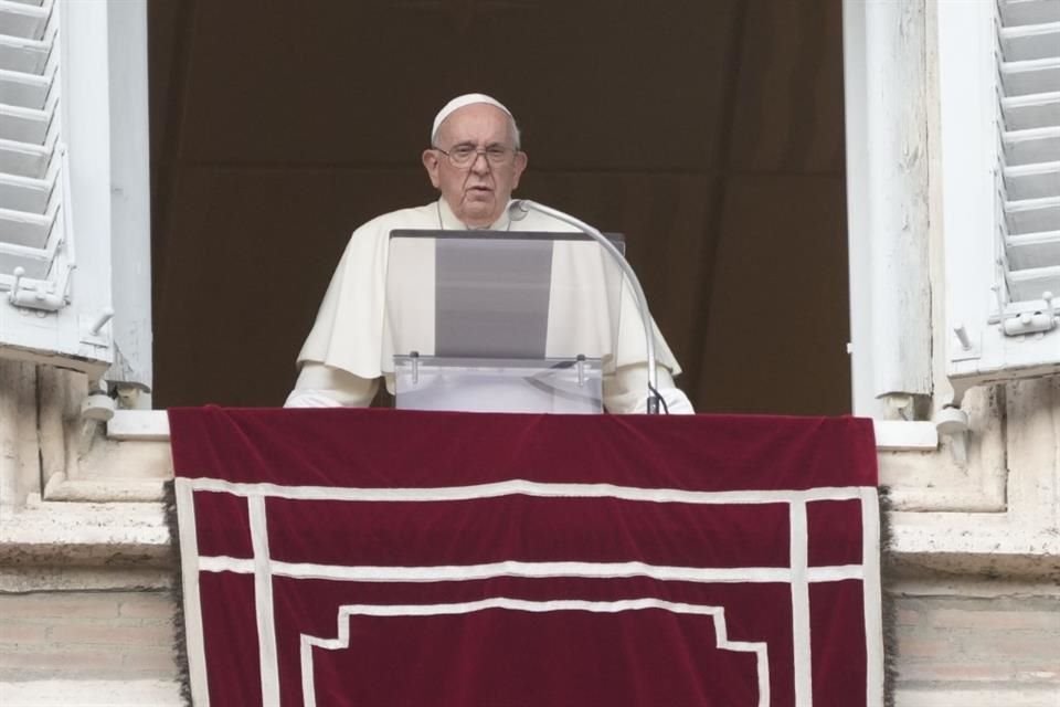 El Papa Francisco durante su bendición del Ángelus en la Plaza de San Pedro, el 5 de noviembre.