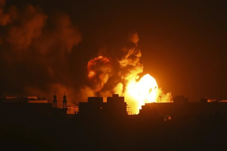 Fuego y humo se alzan de edificios tras un ataque por parte de Israel en la Franja de Gaza.