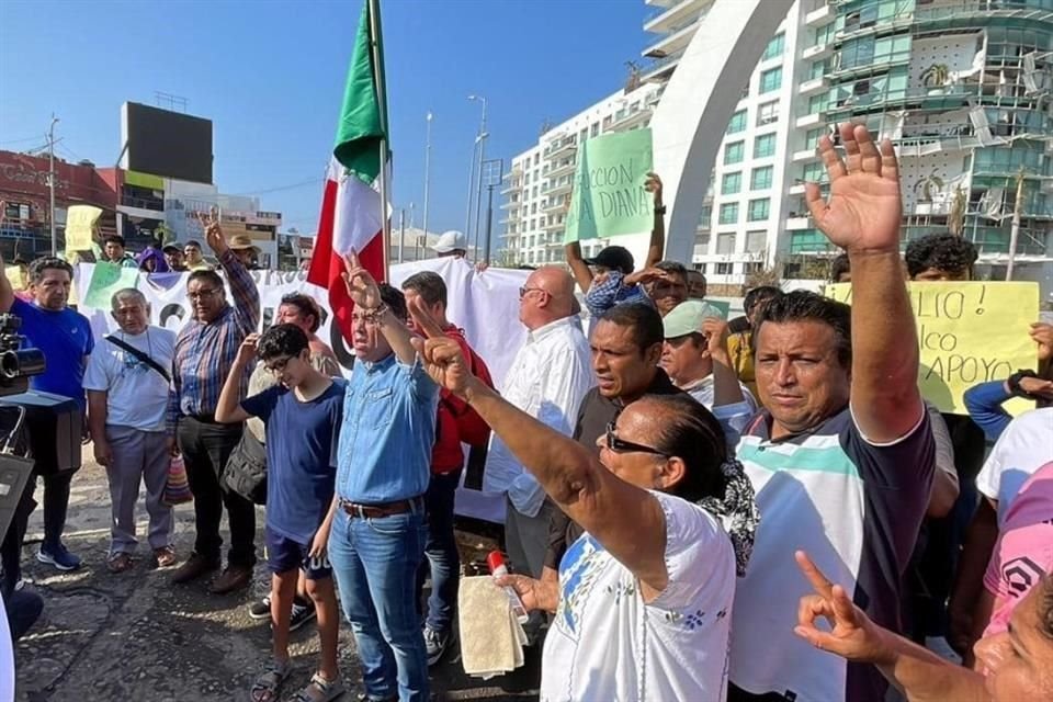 Una caravana de comerciantes y pobladores afectados por 'Otis' llegará hoy a Palacio Nacional para exigir más apoyos para enfrentar la crisis en el puerto.