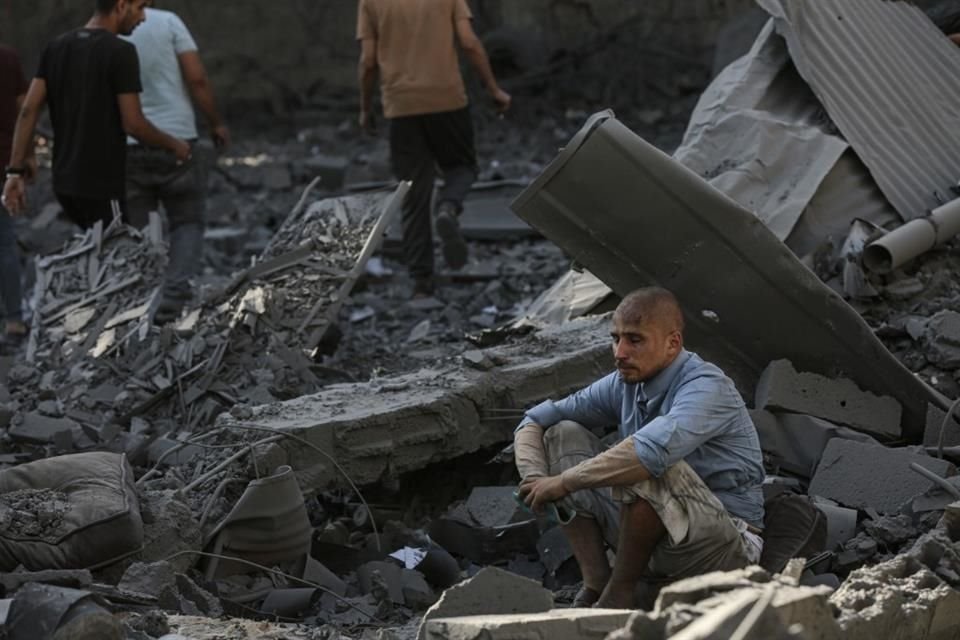 Un hombre sentado en los escombros de edificios destruidos en ataques aéreos israelíes, en la Ciudad de Gaza, el 4 de noviembre.