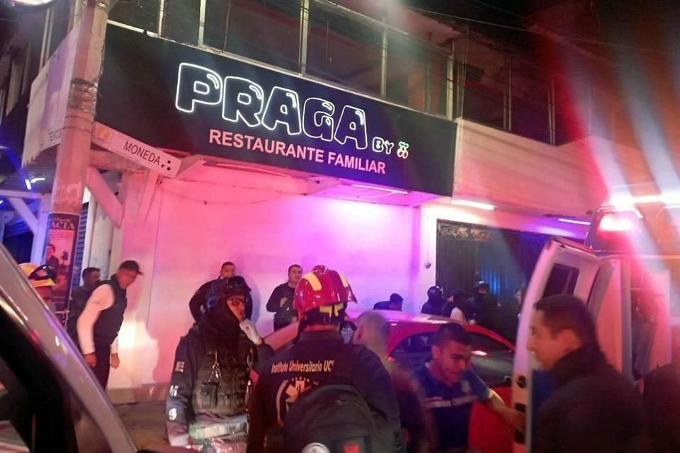 Tres personas que se encontraban al interior del bar Praga resultaron con heridas de bala.