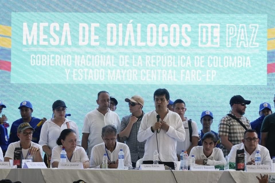 El Alto Comisionado de Colombia para la Paz habla durante las conversaciones con miembros del Estado Mayor Central durante las conversaciones de paz en Colombia, el 8 de octubre de 2023.