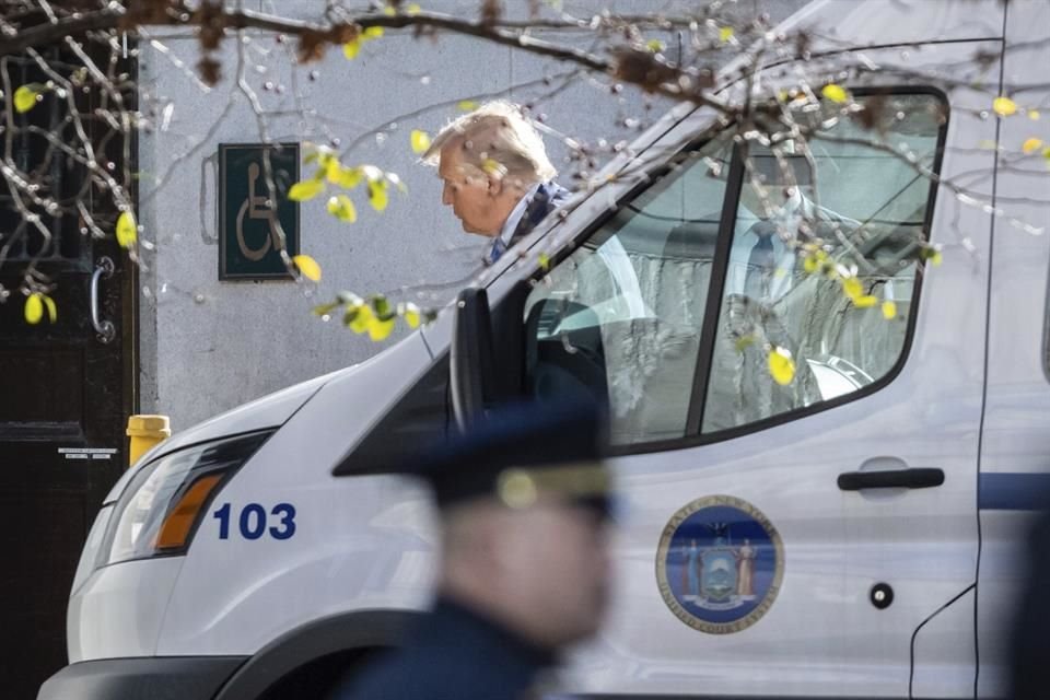 El ex Presidente Donald Trump llega a la Corte Suprema de Nueva York.