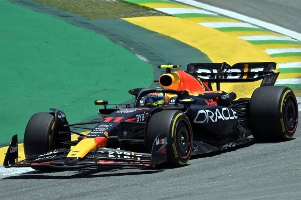 Max Verstappen y George Russell vivieron a tope la definición del tercer lugar del Gran Premio de Brasil entre Sergio Pérez y Fernando Alonso.