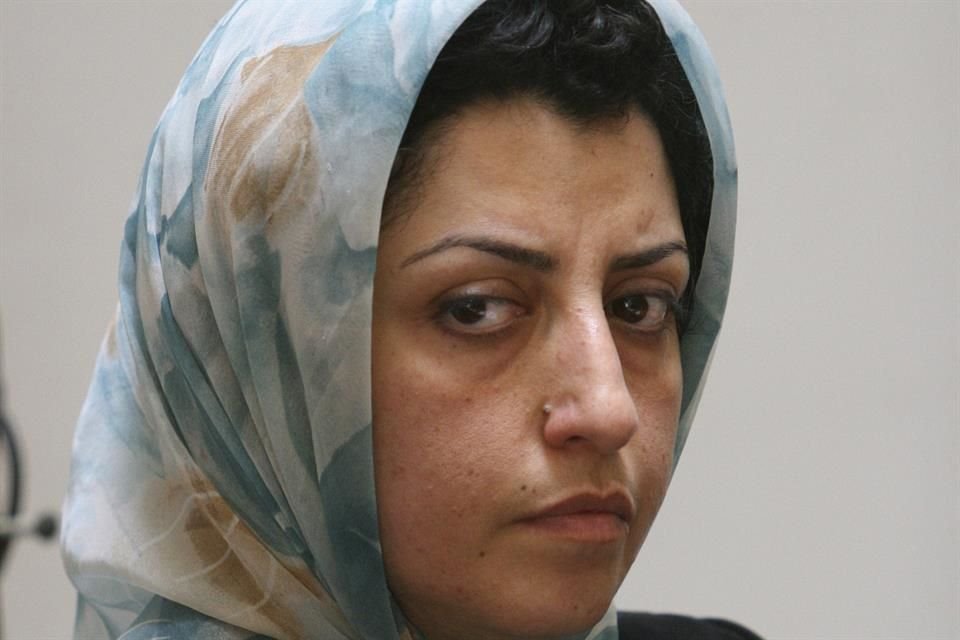 La activista iraní Narges Mohammadi asiste a una reunión sobre los derechos de las mujeres en Teherán, Irán, el 27 de agosto de 2007.