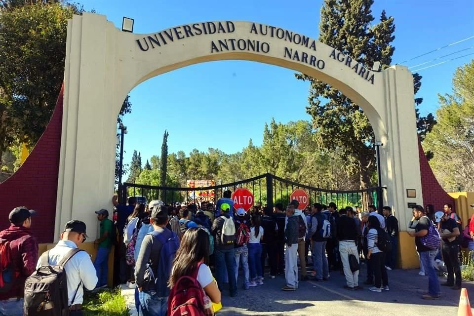 Alumnos, maestros y personal de la Universidad Autónoma Agraria Antonio Narro se quedaron a las puertas del Campus Saltillo, luego de que un grupo de alumnos cerró los accesos.