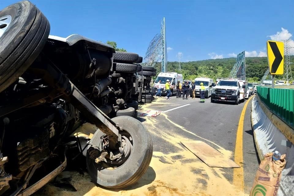 La volcadura de un tractocamión provoca el cierre de la autopista México-Cuernavaca en dirección a la capital morelense.