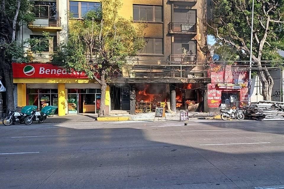 Un incendio en un comercio en Avenida Revolución provocó la movilización de servicios de emergencia; no se reportaron lesionados.