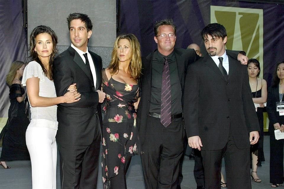 El elenco de 'Friends' estuvo presente en la primera mitad del funeral de Matthew Perry, pero la segunda fue solo para familiares y amigos.