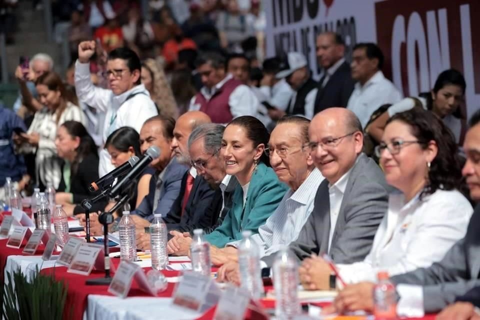 ENTRE SINDICATOS TE VEAS. La aspirante morenista Claudia Sheinbaum acompañada por Francisco Hernández Juárez, líder de telefonistas; Isaías González, de la CROC; y Arturo Olivares, del Seguro Social.