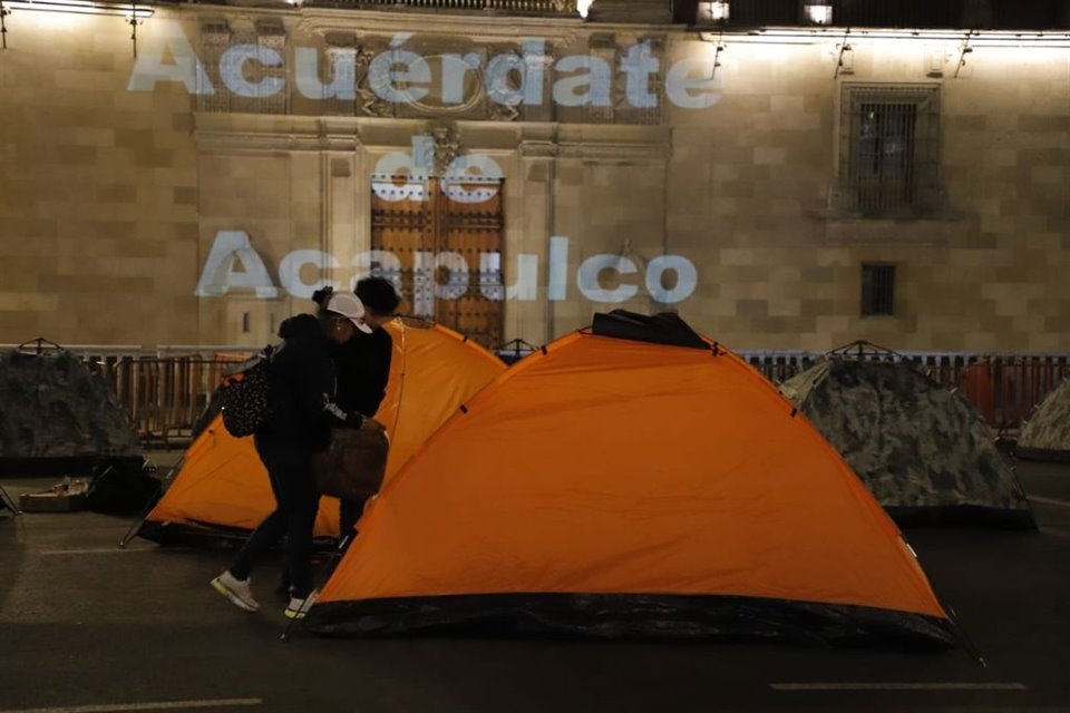 Afectados por 'Otis' durmieron frente a Palacio Nacional; en la mañanera intentarán pedir a AMLO fondos para reconstrucción de Acapulco.