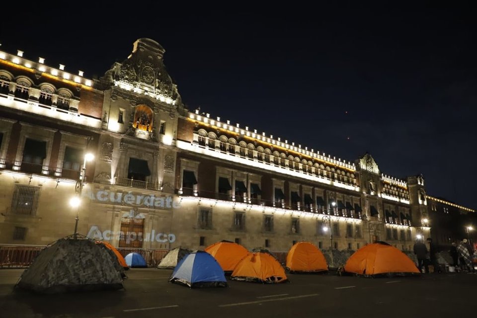 Afectados por 'Otis' durmieron frente a Palacio Nacional; en la mañanera intentarán pedir a AMLO fondos para reconstrucción de Acapulco.