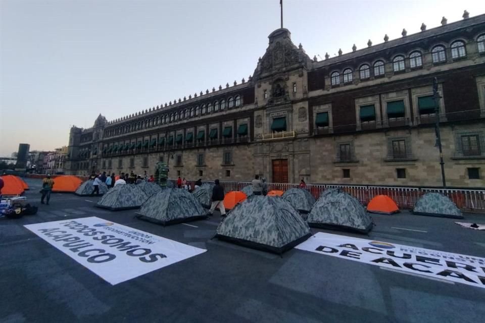 Damnificados instalaron un campamento frente a Palacio Nacional.