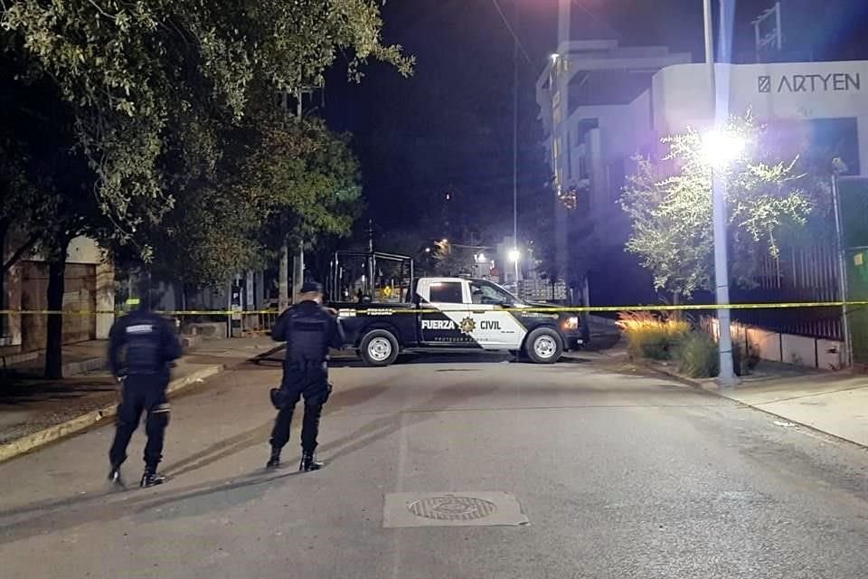 Durante la noche y madrugada los elementos policiacos primero esperaron la orden de cateo y luego revisaron el inmueble.