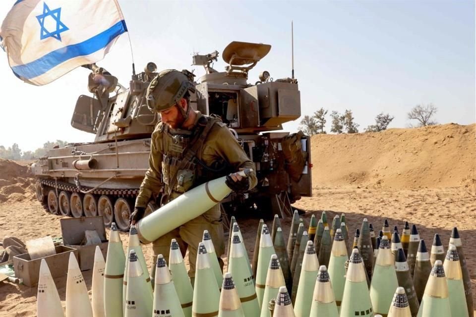 Un soldado israelí coloca proyectiles de artillería en una posición cerca de la frontera con la Franja de Gaza.