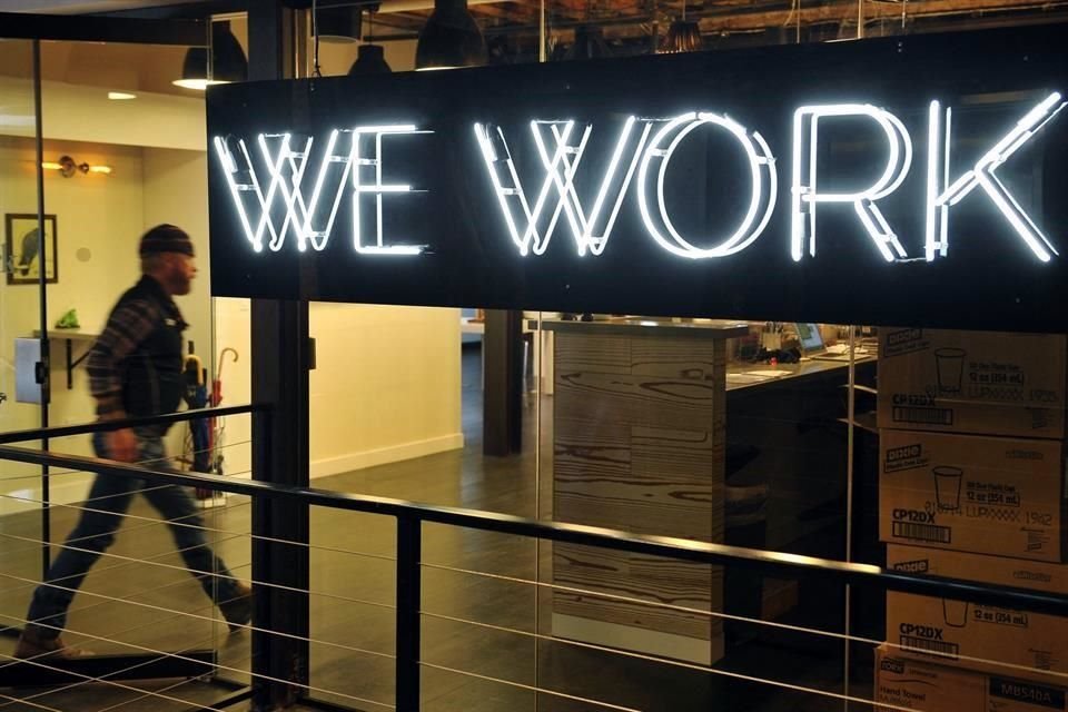 El asediado gigante de oficinas compartidas WeWork, que ha estado en una situación financiera desesperada durante años, anunció el lunes que se había declarado en quiebra en un intento por negociar una reducción de su deuda.